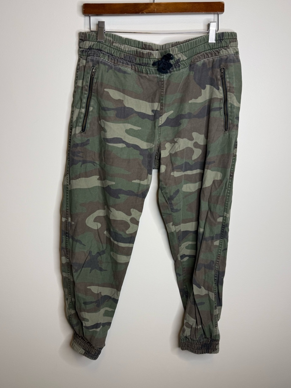 TNA women’s aritzia Green Camo Cargo Joggers size large